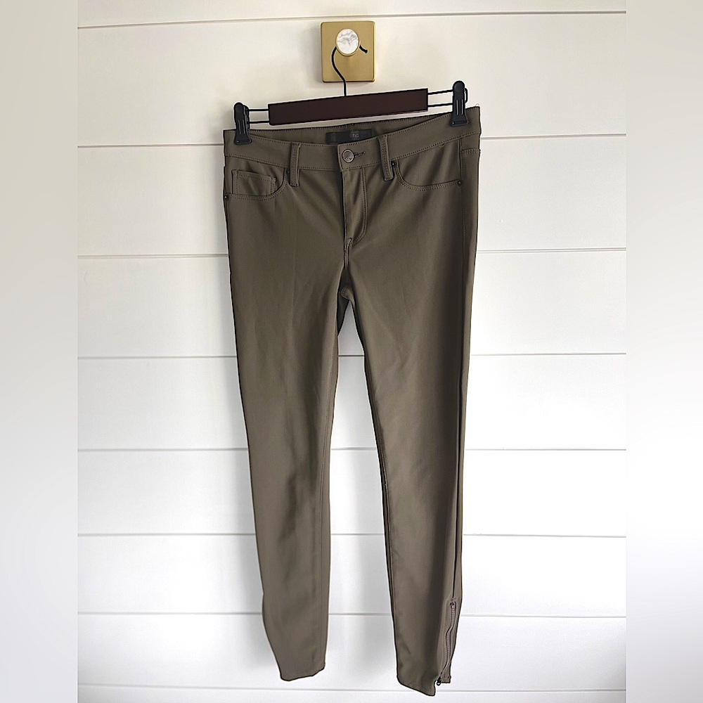 GENETIC DENIM pants sz 28. *LIKE NEW* olive green skinny fit w/ side zip.